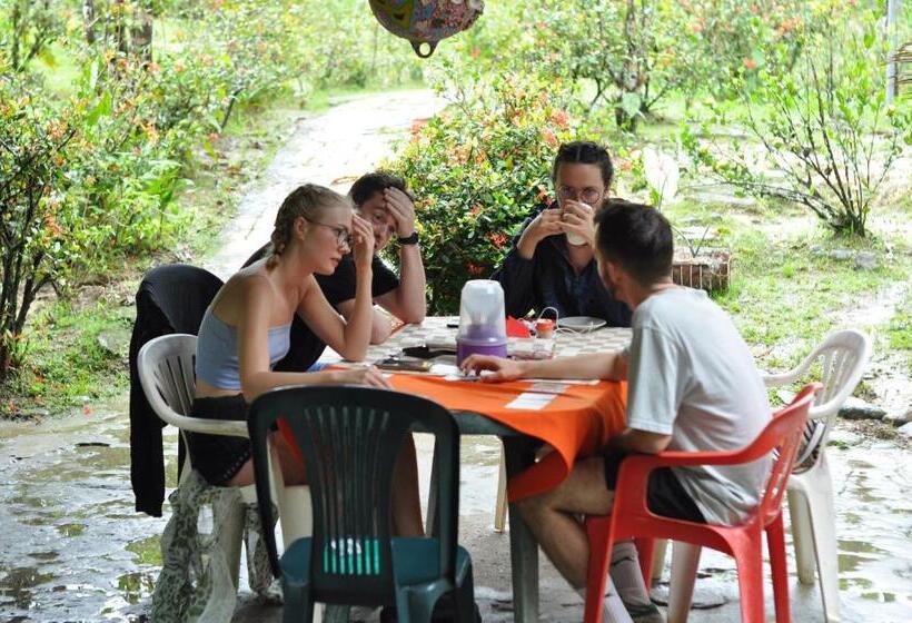 پانسیون Wira Hostal