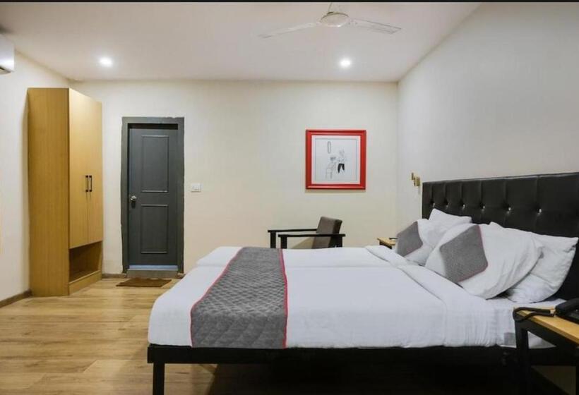 Black And White Motel