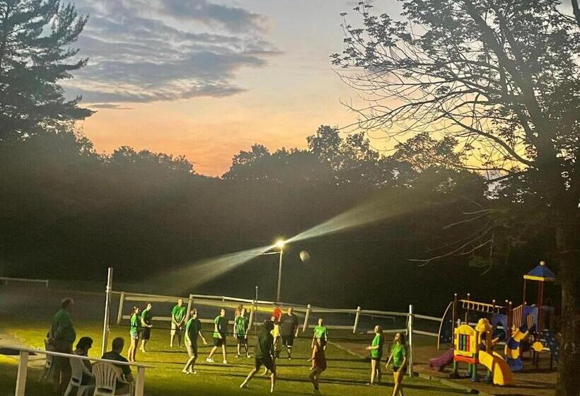 הוסטל Gavin S Iris H Country Inn