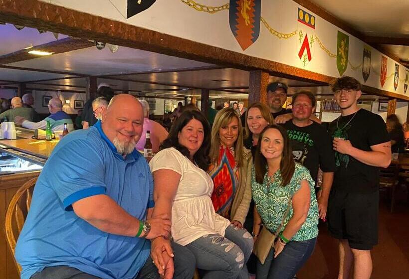 הוסטל Gavin S Iris H Country Inn