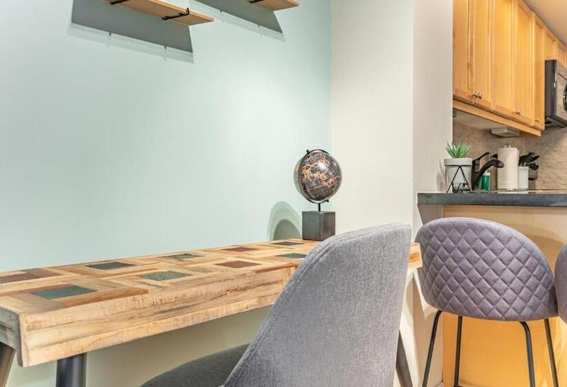 فندق Executive 1 Plus Den Condo, Parking