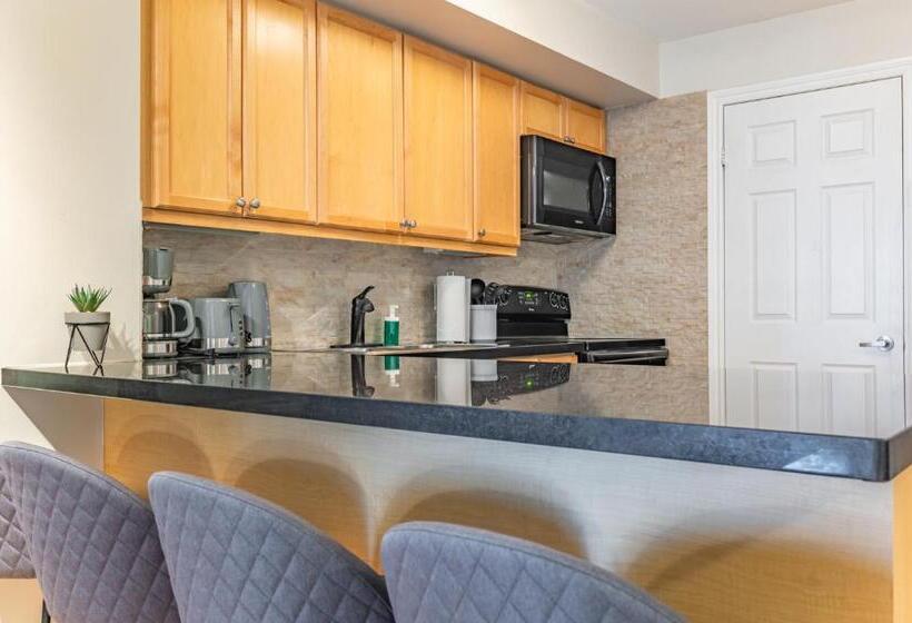 فندق Executive 1 Plus Den Condo, Parking