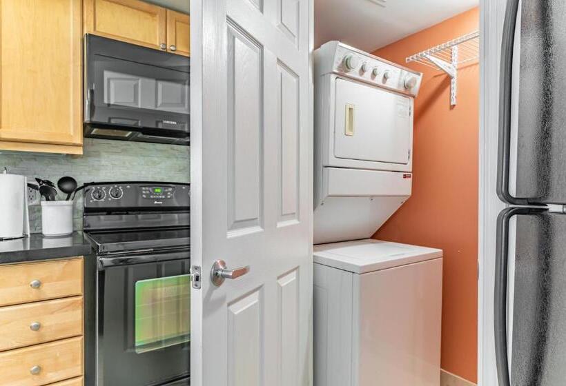 فندق Executive 1 Plus Den Condo, Parking