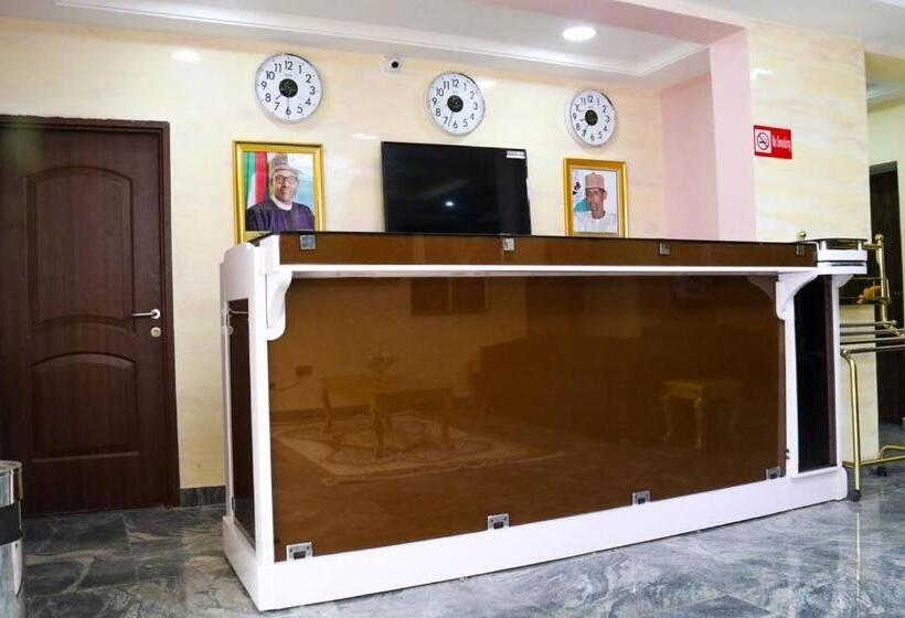 هتل Madaki S Executive Suites