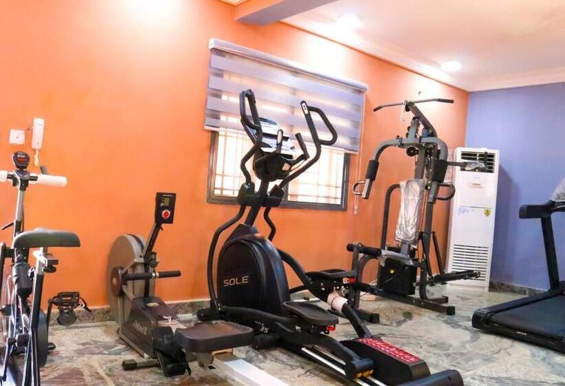 هتل Madaki S Executive Suites