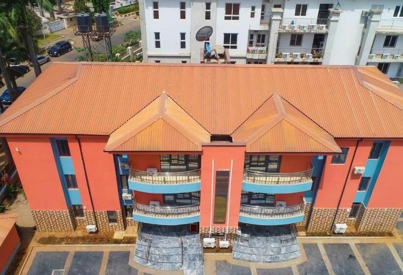 هتل Madaki S Executive Suites