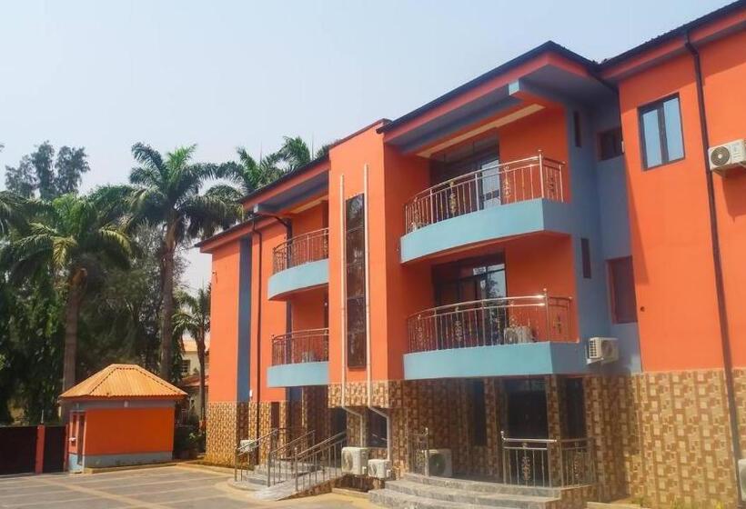 هتل Madaki S Executive Suites