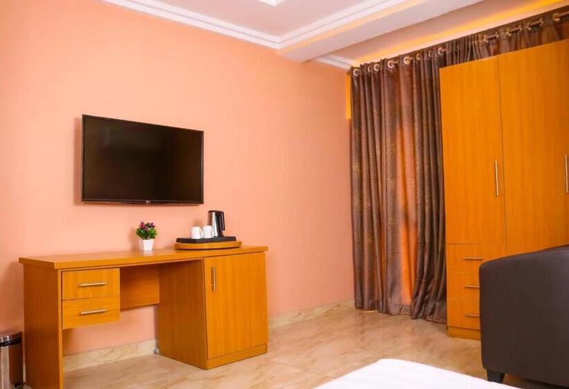 هتل Madaki S Executive Suites