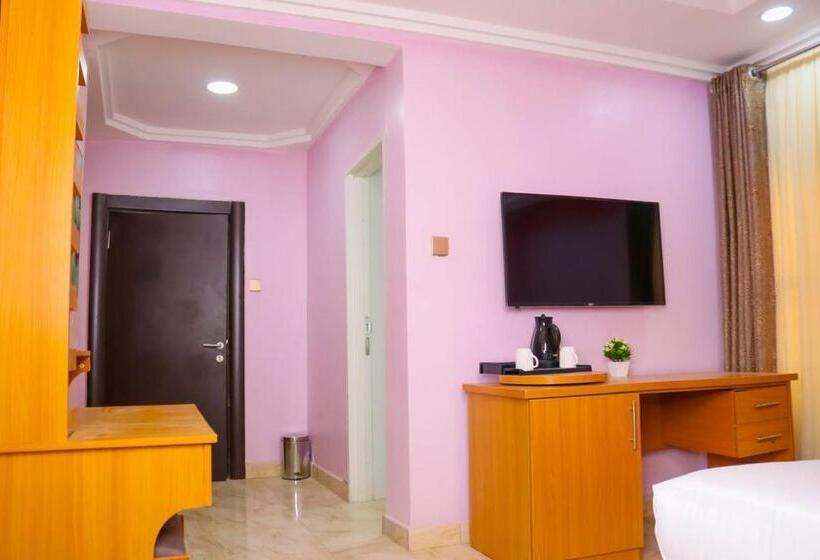 هتل Madaki S Executive Suites