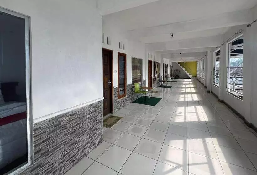 ホテル Reddoorz Syariah At Jalan Dieng 4
