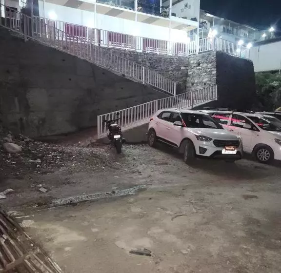 Hotelli Yamunotri Heli Resort