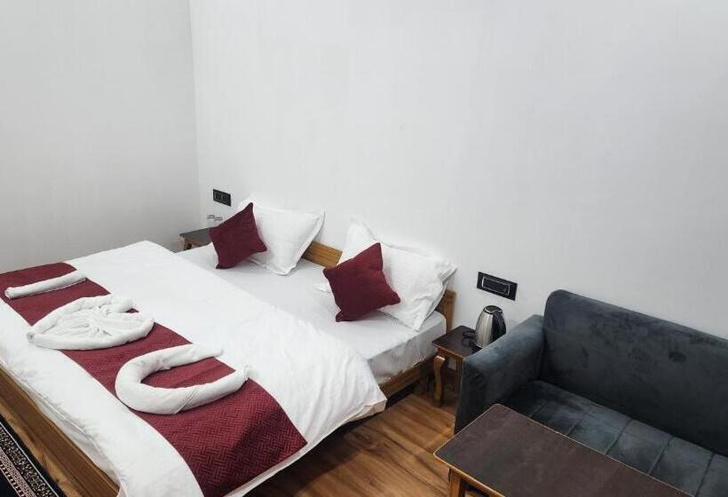 Hotel Yamunotri Heli Resort