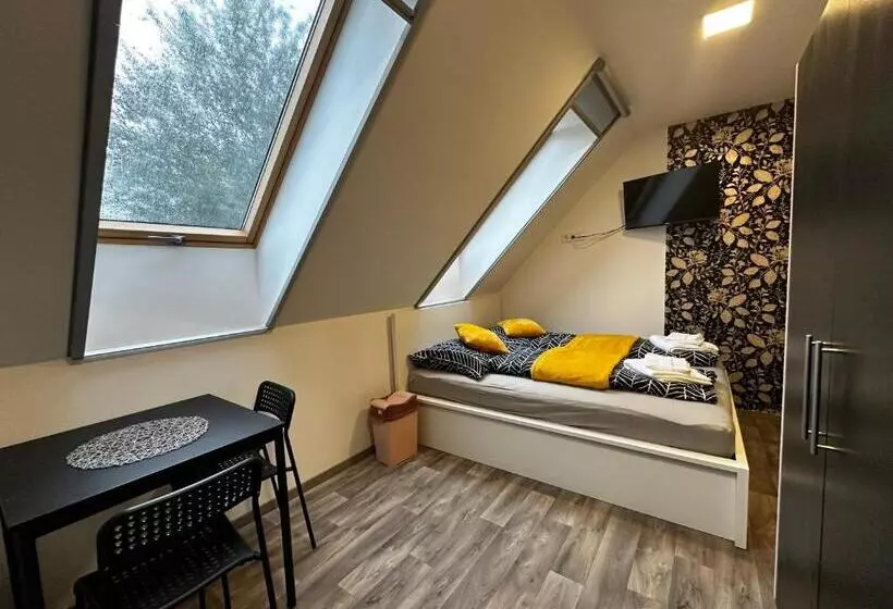 Aamiaismajoitus (B&B) See Panzió