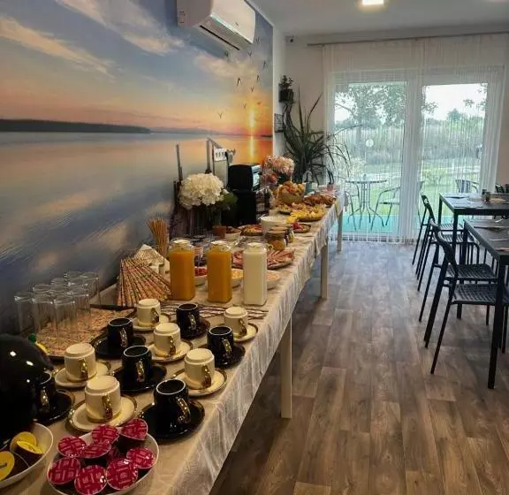 Aamiaismajoitus (B&B) See Panzió