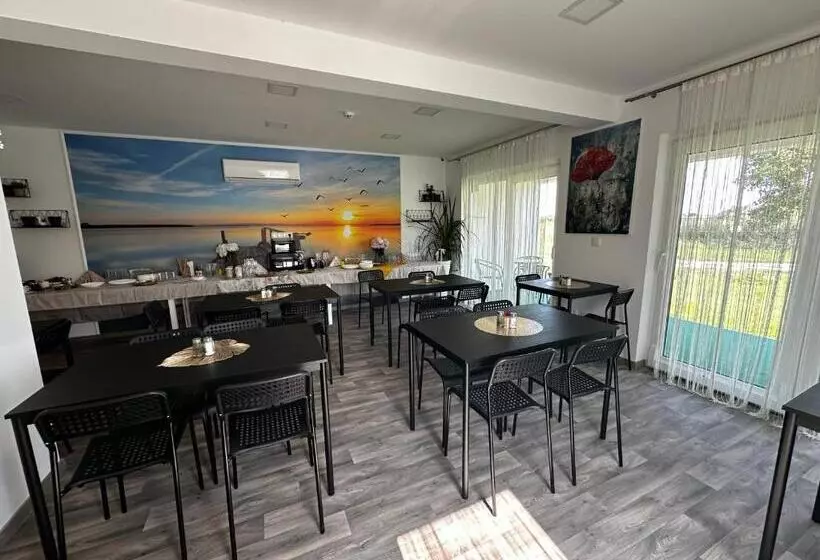 Aamiaismajoitus (B&B) See Panzió