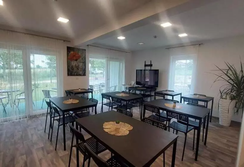 Aamiaismajoitus (B&B) See Panzió