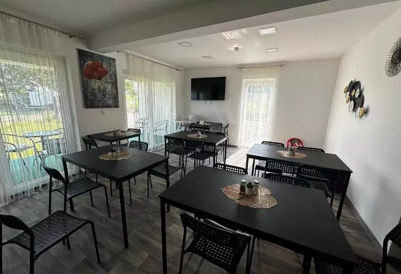 Aamiaismajoitus (B&B) See Panzió