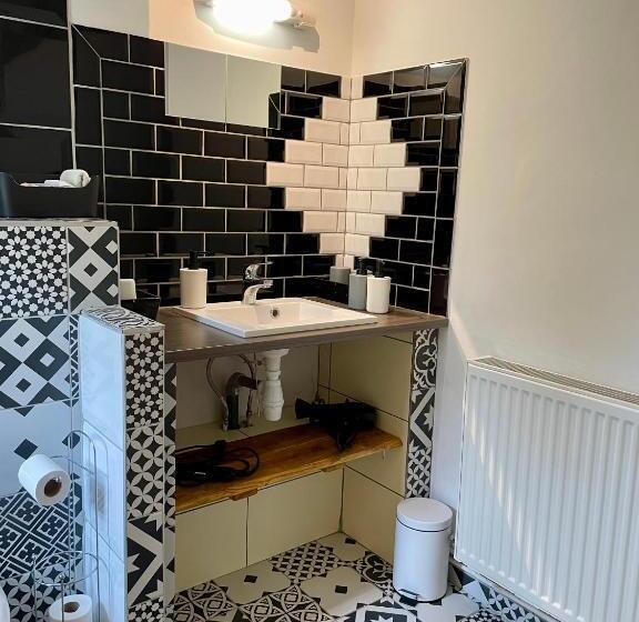 Bed and Breakfast Le Cardoué, Chambres D Hôtes Proche Du Puy Dufou