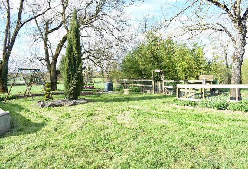Bed and Breakfast Le Cardoué, Chambres D Hôtes Proche Du Puy Dufou