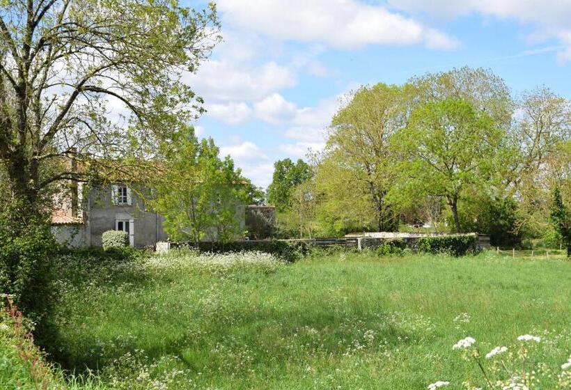 Bed and Breakfast Le Cardoué, Chambres D Hôtes Proche Du Puy Dufou