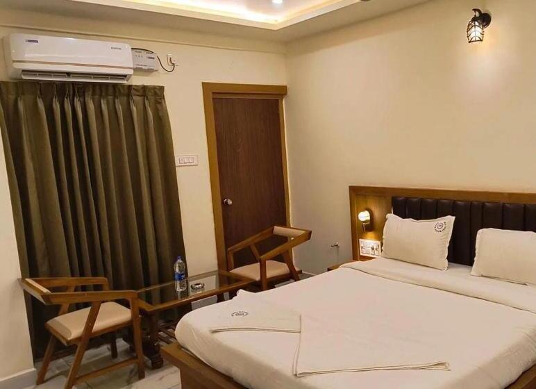 هتل Mythri Residency