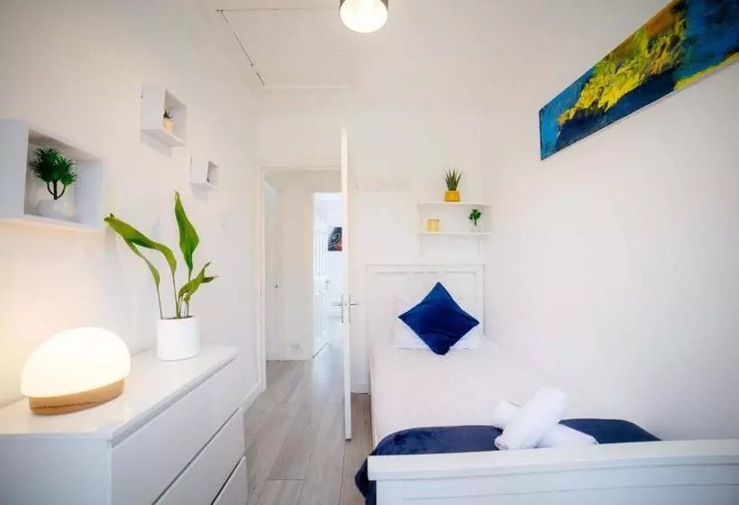 ベッドアンドブレックファースト Excel 3 Bed Fresh Linen Fast Wifi Please Contact Us Today At One Stop Property Management