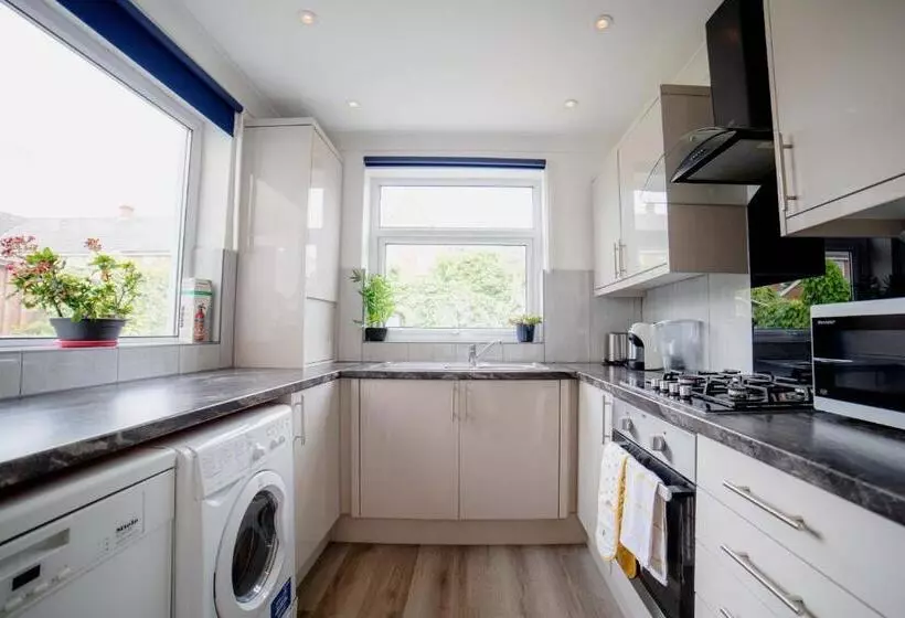 ベッドアンドブレックファースト Excel 3 Bed Fresh Linen Fast Wifi Please Contact Us Today At One Stop Property Management