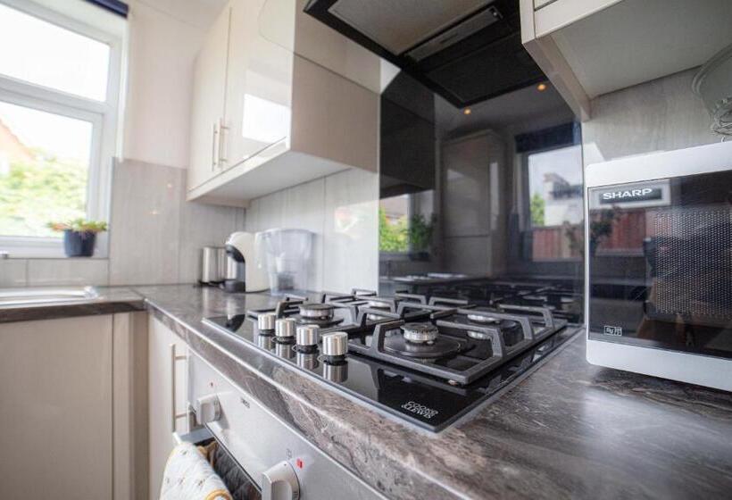 مبيت وإفطار Excel 3 Bed Fresh Linen Fast Wifi Please Contact Us Today At One Stop Property Management