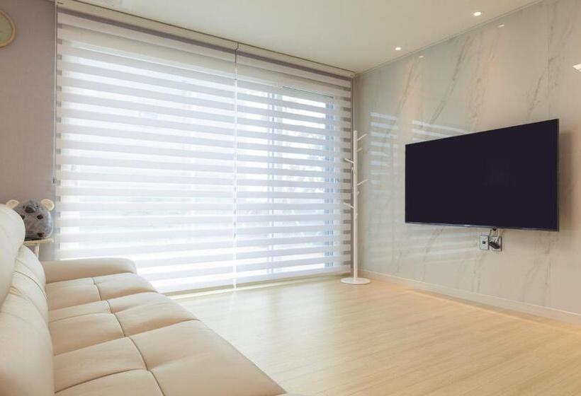 Jaeju Eaviang Village Dockchae Pension