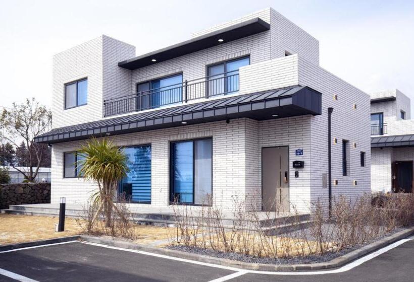 Jaeju Eaviang Village Dockchae Pension