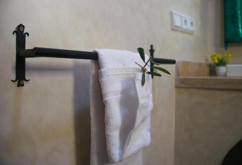 پانسیون Haven Hills Social Club