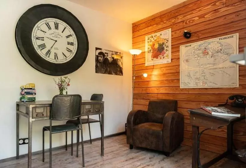 Aamiaismajoitus (B&B) La Jolie Longère Fleurie Tiny House Avec Piscine Et Jardin