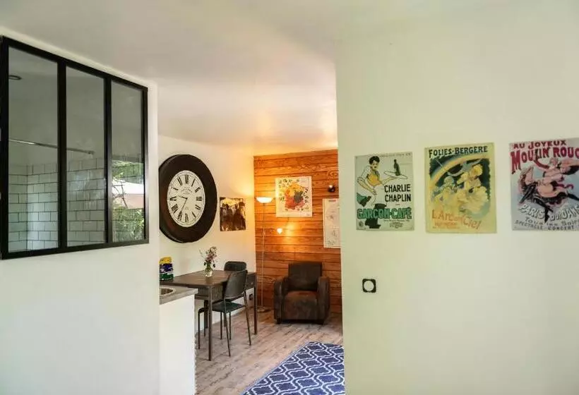 Aamiaismajoitus (B&B) La Jolie Longère Fleurie Tiny House Avec Piscine Et Jardin