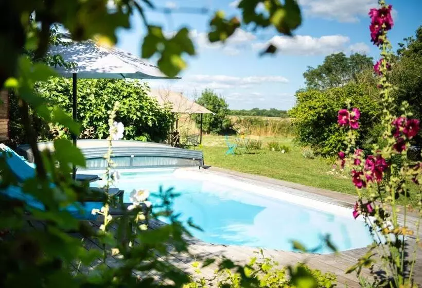 Aamiaismajoitus (B&B) La Jolie Longère Fleurie Tiny House Avec Piscine Et Jardin