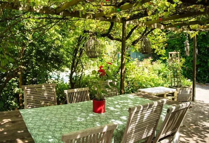 Aamiaismajoitus (B&B) La Jolie Longère Fleurie Tiny House Avec Piscine Et Jardin