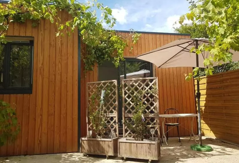 Aamiaismajoitus (B&B) La Jolie Longère Fleurie Tiny House Avec Piscine Et Jardin