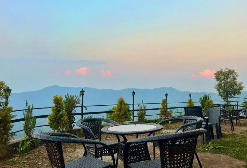 ホテル Himalayas By The Lake Hill