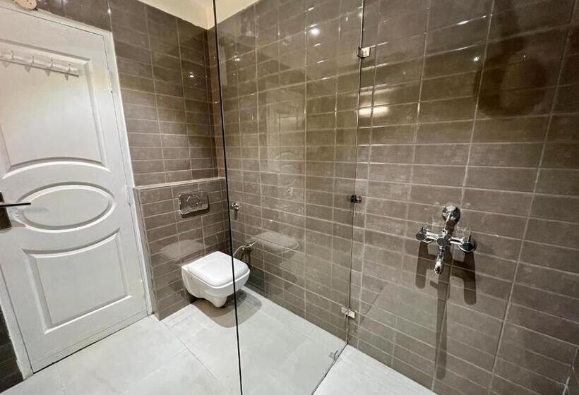 Hotel Himalayas By The Lake Hill