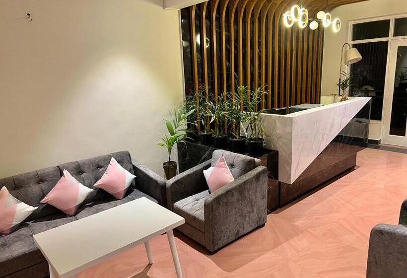 Hotel Himalayas By The Lake Hill