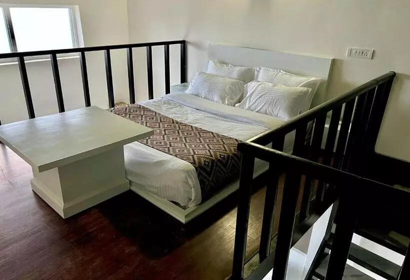 ホテル Himalayas By The Lake Hill