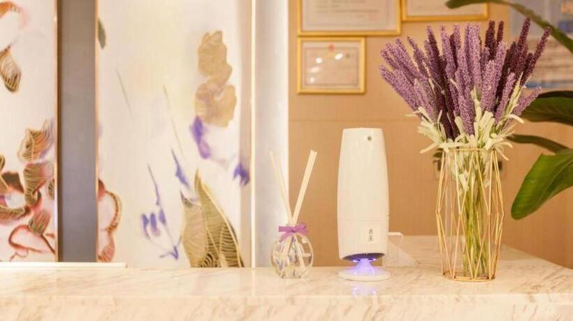 Lavande Hotels Wuhan Guanggu Yangjiawan Metro Station