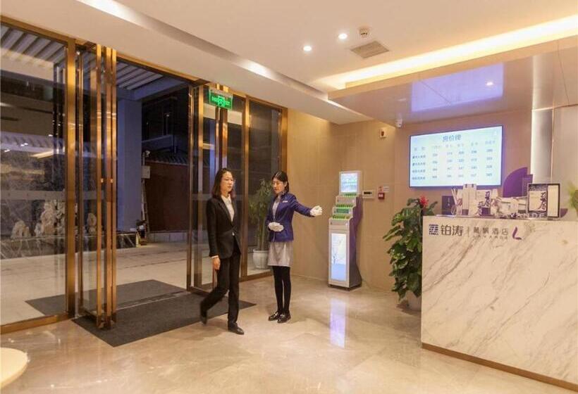 Lavande Hotels Wuhan Guanggu Yangjiawan Metro Station