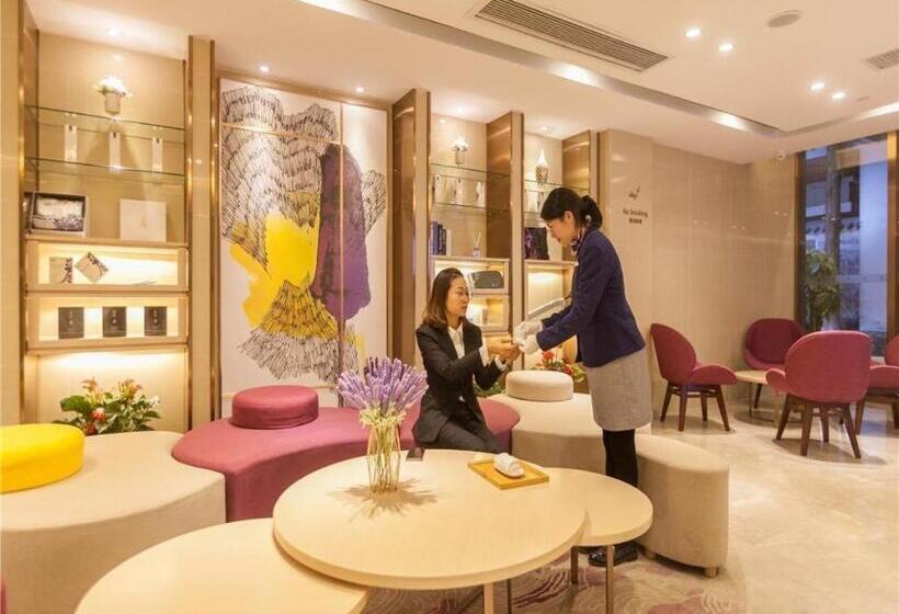 Lavande Hotels Wuhan Guanggu Yangjiawan Metro Station