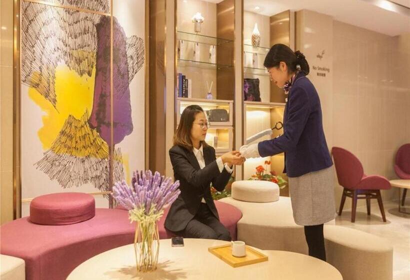 Lavande Hotels Wuhan Guanggu Yangjiawan Metro Station