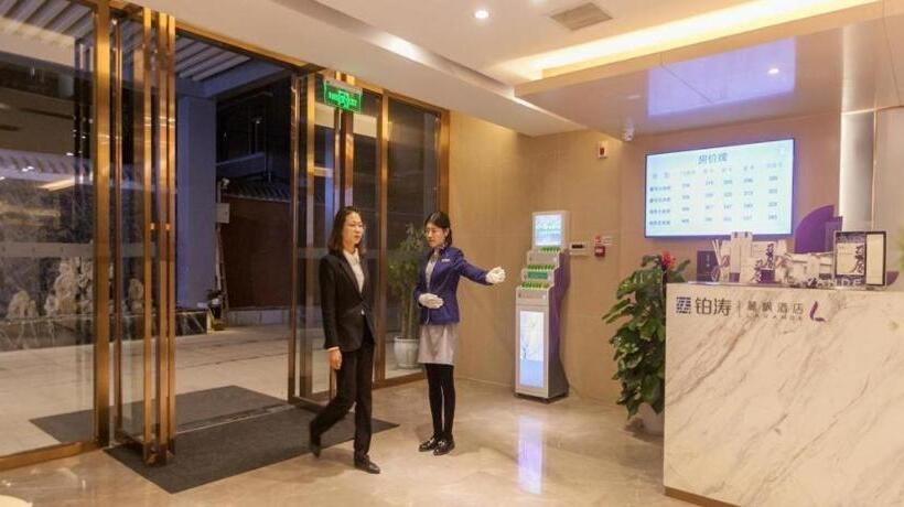 Lavande Hotels Wuhan Guanggu Yangjiawan Metro Station