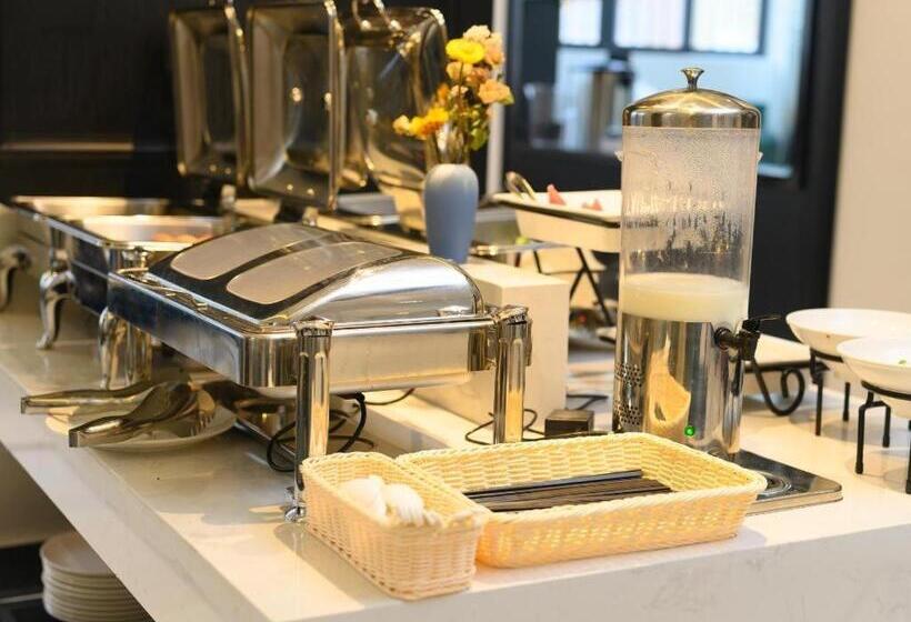 Xana Hotelle Hubei University