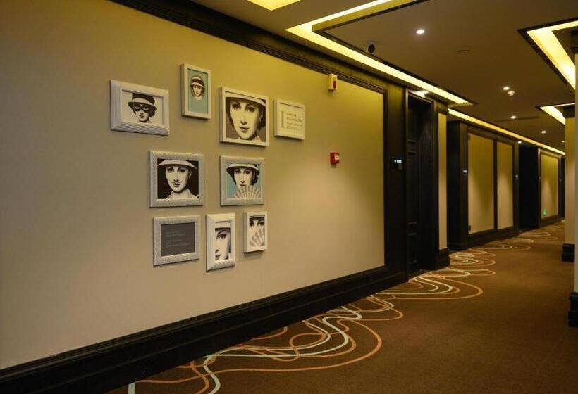 Xana Hotelle Hubei University