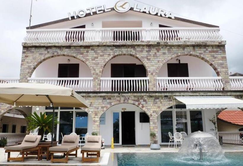 Отель Laura