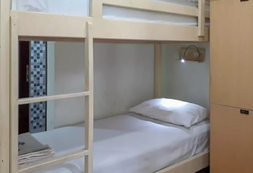 Reddoorz Hostel @ Manado Green Hostel