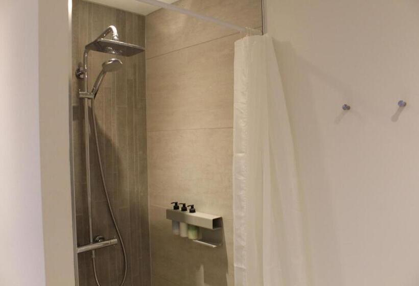 צימר Close But Quiet